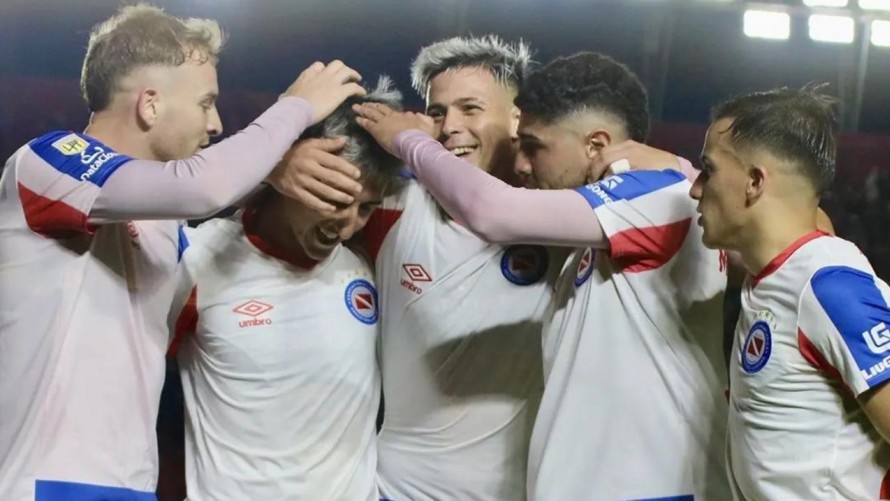 Alan Lescano cambió un penal por gol y Argentinos Juniors ganó en el debut