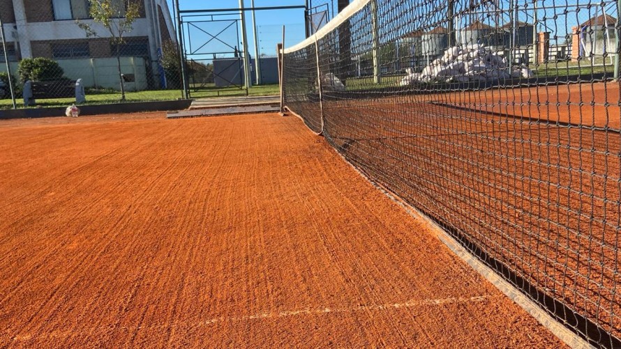 Las canchas de tenis del Club Independiente recuperan su color