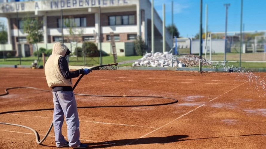 Las canchas de tenis del Club Independiente recuperan su color