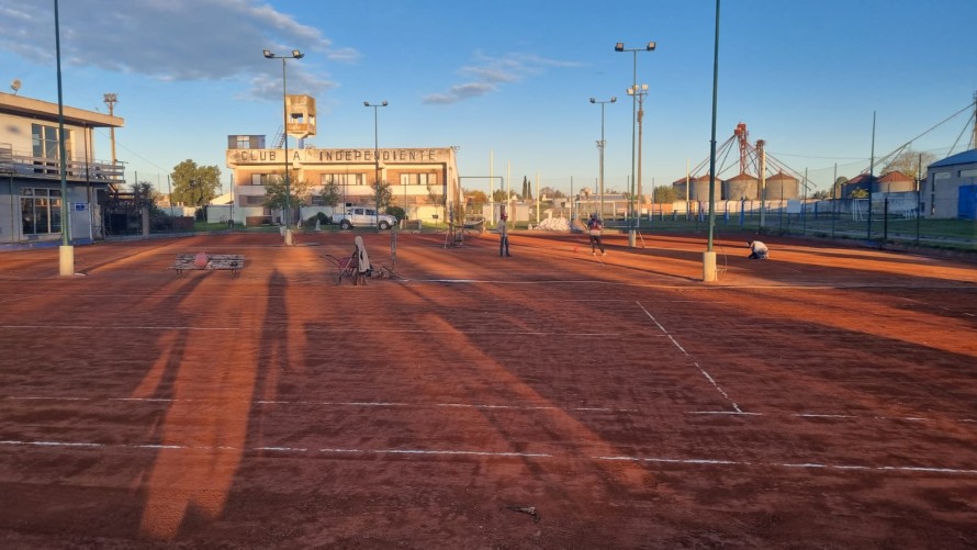 Las canchas de tenis del Club Independiente recuperan su color