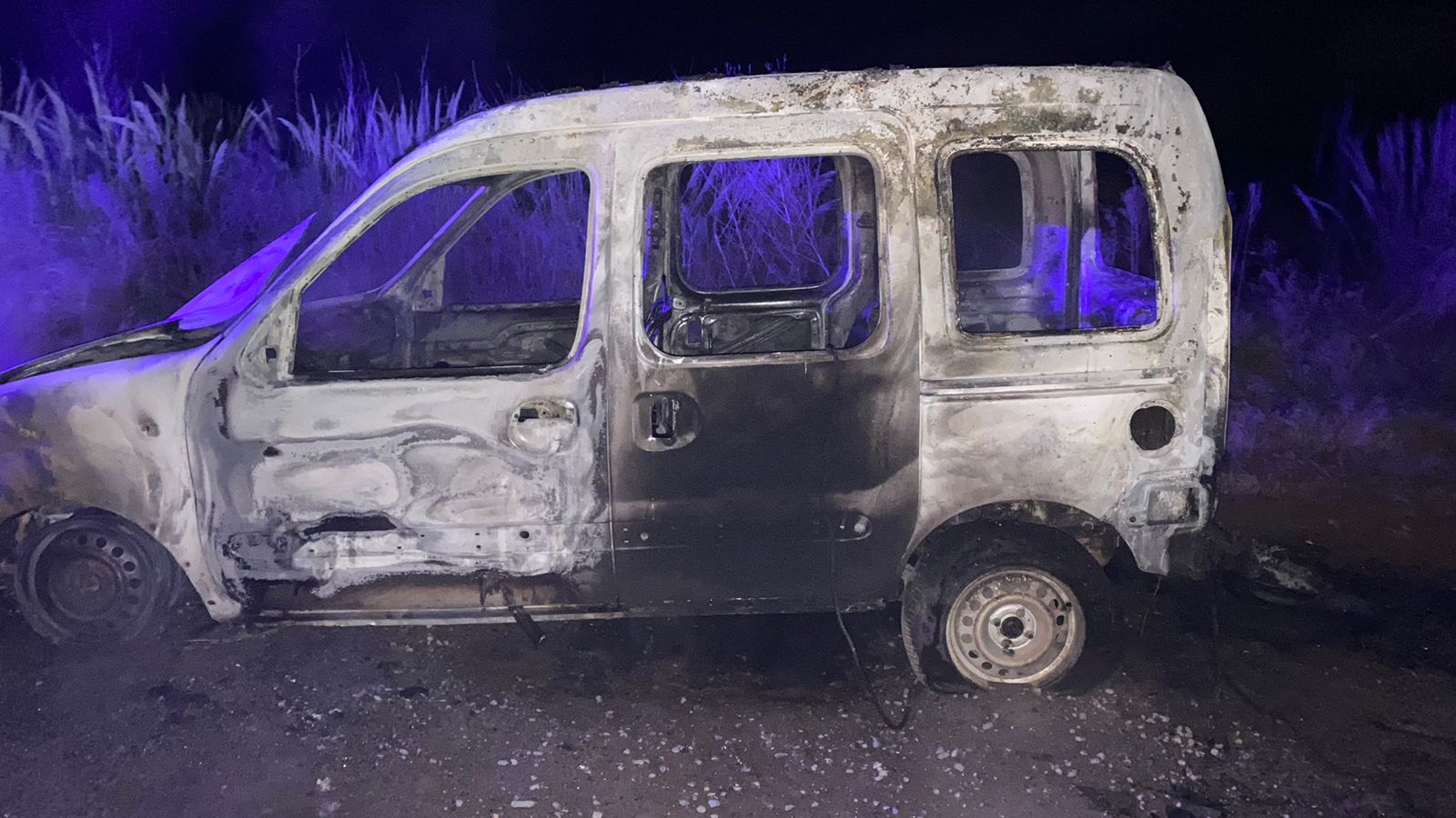 Bolivarenses viajaban a Henderson y se les prendió fuego su utilitario