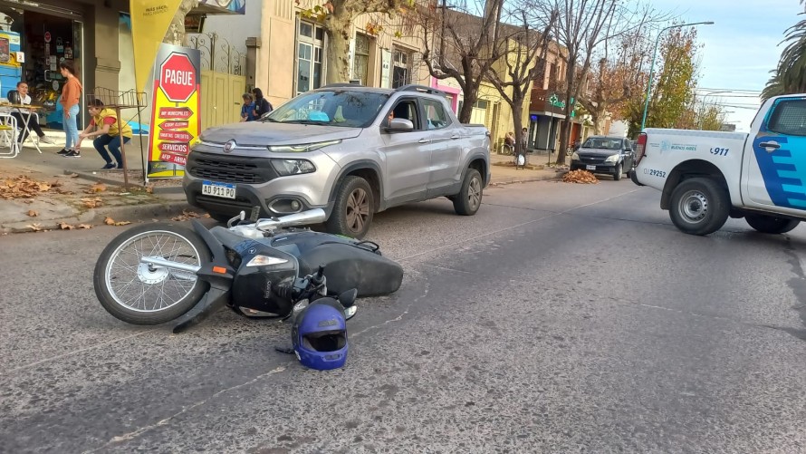 Iba en la moto, le abrieron la puerta de un auto y terminó hospitalizado
