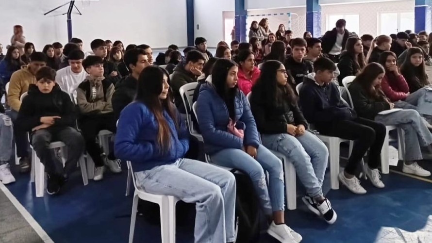 Encuentro con estudiantes de escuelas secundarias