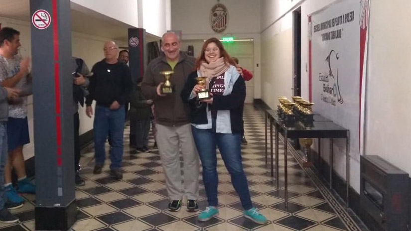 Del Valio padre recibió el premio en nombre de su hijo, junto a Andrea Navarro, campeona categoría “D”.